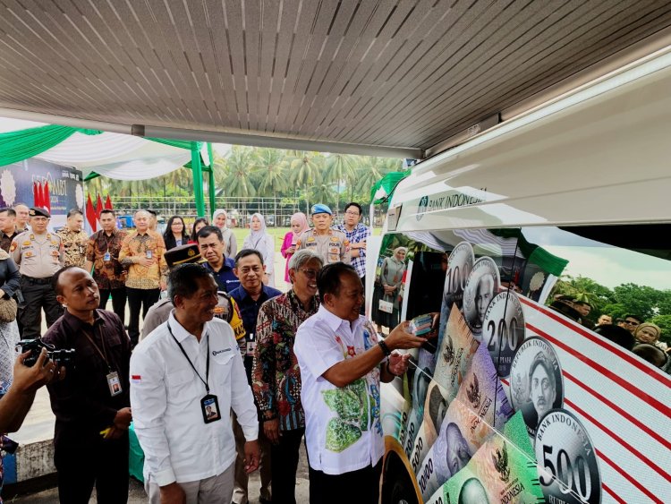 Ribuan Orang Tukar Uang Baru di Alun-alun Jember