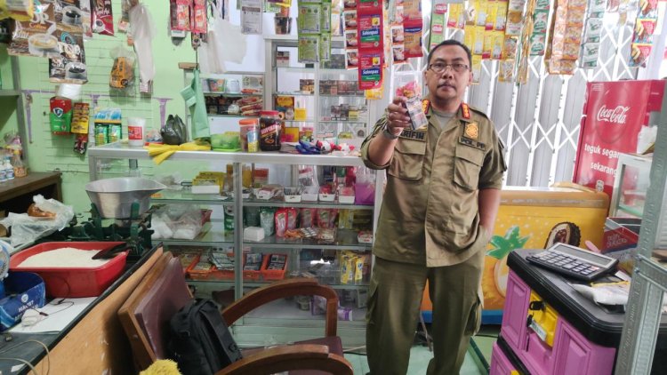 Seorang Pria di Jember dan Ribuan Batang Rokok Ilegal Diamankan Satpol PP