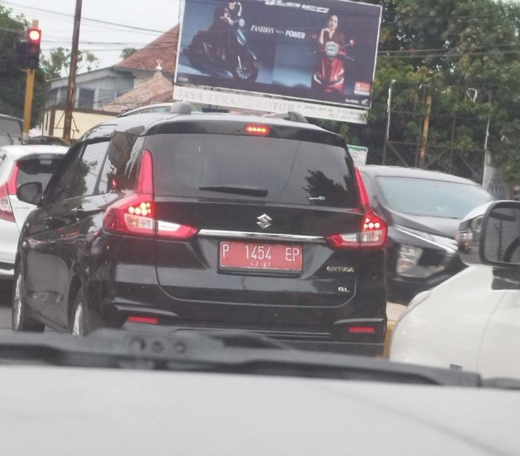 Gunakan Mobil Plat Merah saat Libur Lebaran, Pengguna Ertiga di Situbondo Dapat Sorotan