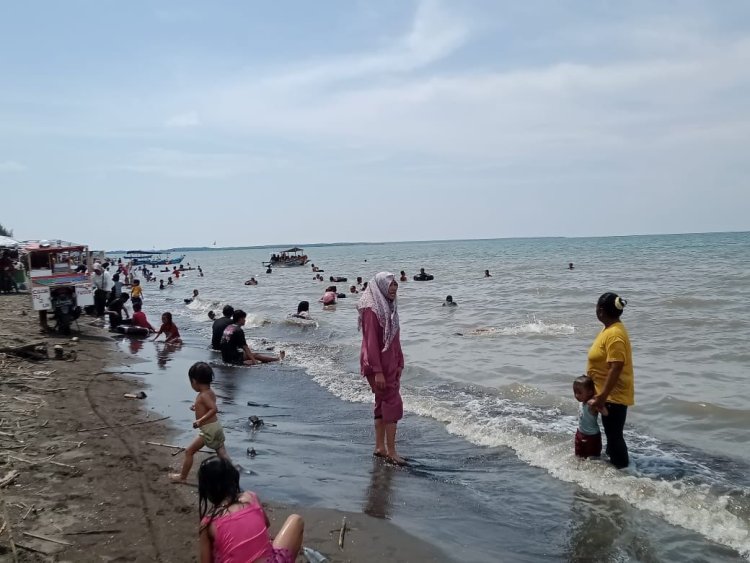 Wow...Pengunjung Pantai Randusanga Indah Brebes Melonjak