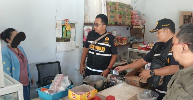 Satpol PP Jember Sita Rokok Ilegal dan Ratusan Botol Arak