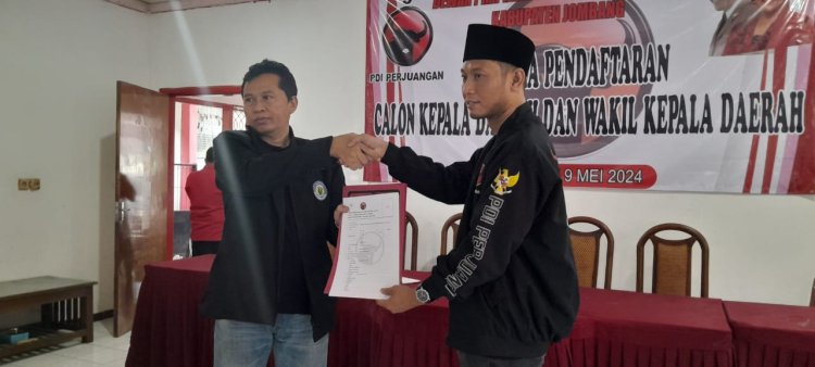 Tokoh Budaya Jati Duwur Jombang Daftar Bacabup, Diantar 2 Penari Topeng di DPC PDIP