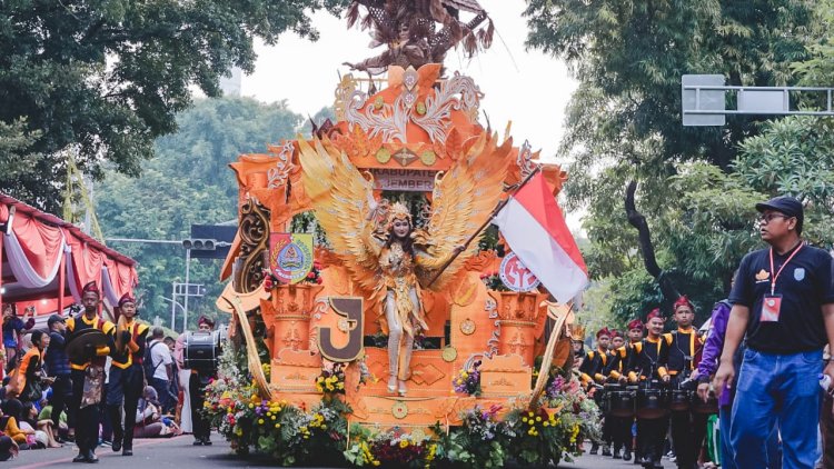 Ada JFC dan Kreatifitas Mobil Hias Jember yang Meriahkan HUT Dekranas Solo