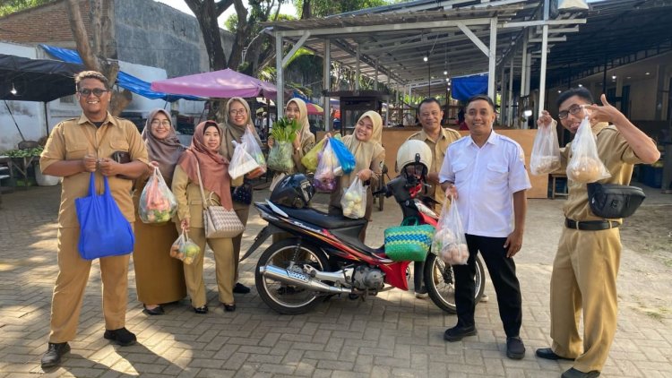 Suport Para Pedagang, ASN Rame-rame Belanja di Area Relokasi Pasar Banyuwangi 