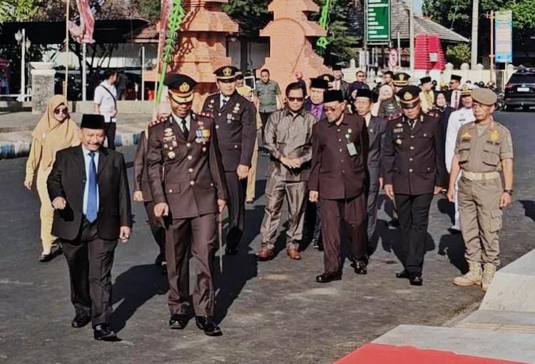 Bupati Situbondo Ada Kedekatan Khusus dengan Polri? Ini Dia