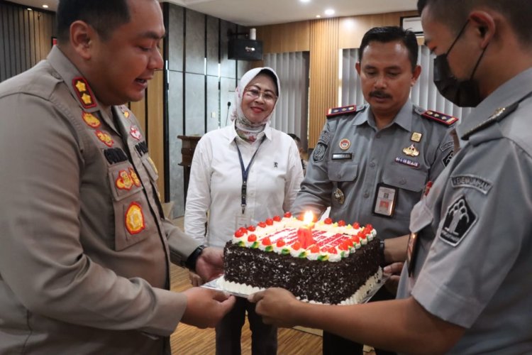 Kalapas Brebes Beri Kejutan Kue pada Kapolres di HUT Bhayangkara ke-78