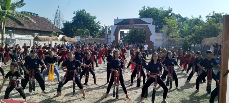 Aksi Flashmob Ratusan Penari Kelono di Ki Purwa Heritage Festival Jombang 2024