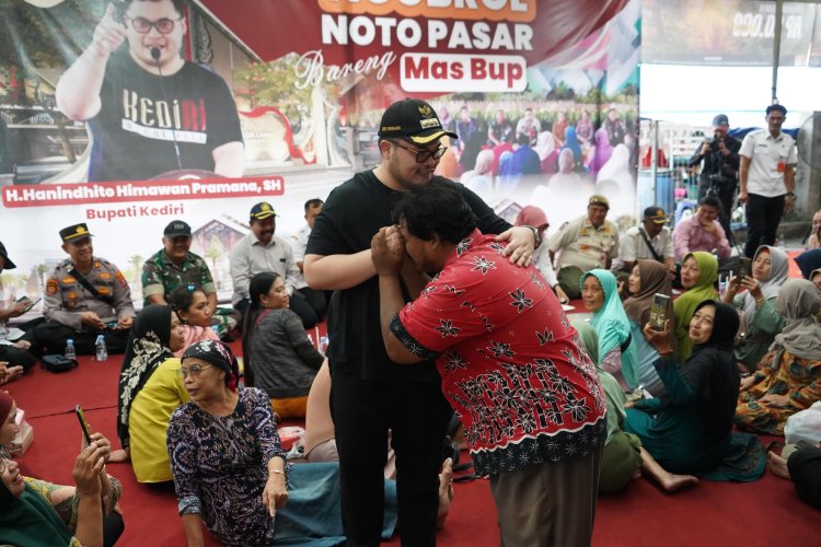 Dapat Beasiswa dan Bantuan Modal, Pedagang Ini Menangis Dipelukan Bupati Kediri