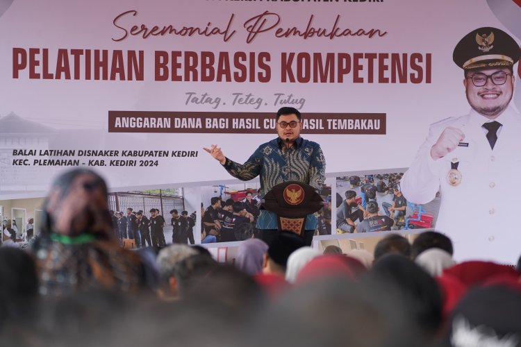 Siapkan SDM Pekerja yang Unggul, Mas Dhito Berikan Pelatihan Berbasis Kompetensi Pada Warganya