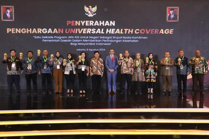 Terima Penghargaan UHC Award 2024, Bupati Dhito Tekankan Peningkatan Mutu Pelayanan Kesehatan