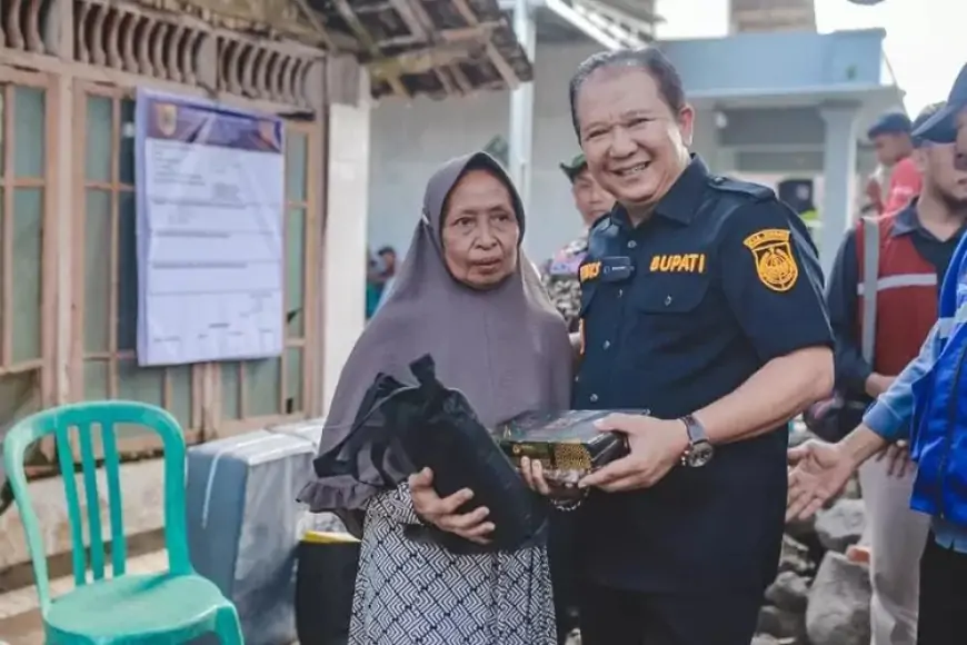 Bupati Jember Bersih-bersih Hingga Bersedekah di Semboro   