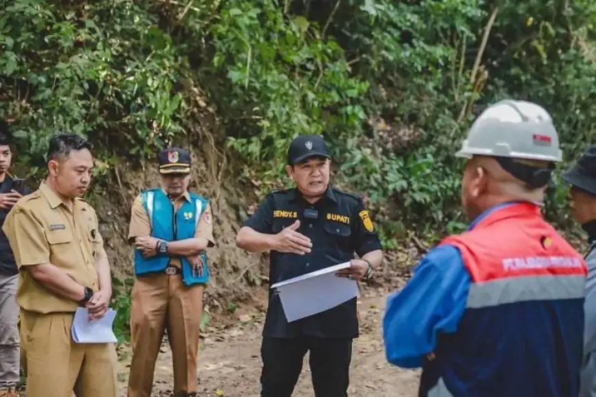 Bupati Jember Sidak Proyek Pengaspalan Menuju Pantai Bandealit