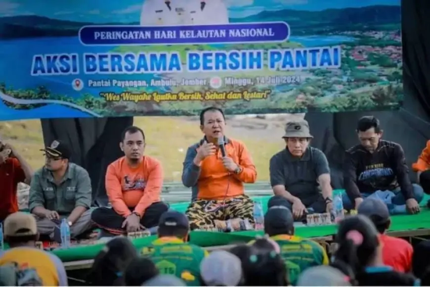 Bupati Jember Terlbat dalam Aksi Bersih-bersih Pantai