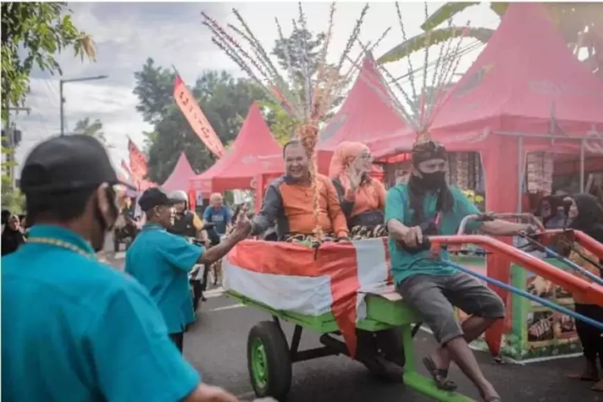 Bupati Jember Naik Traktor Peringati Harkopnas