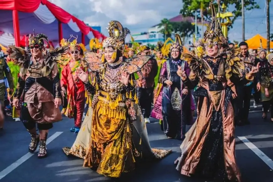 Bupati Hendy Memukau dengan Kostum Tembakau di Grand Carnaval JFC 2024