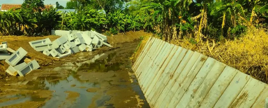 Urutan Pemasangan Balok Pancang-Lining Disoal, BBWS Brantas Main Mata dengan PT TITIS?