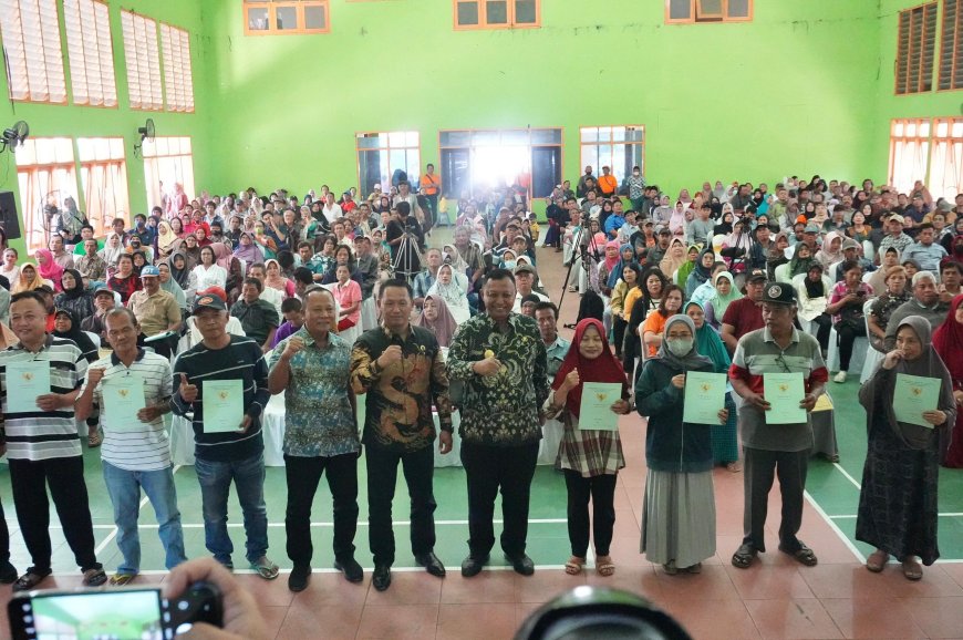 Serahkan Ratusan Sertifikat PTSL, Wujud Pemkab Kediri Percepat Legalitas Hak Aset Milik Warga