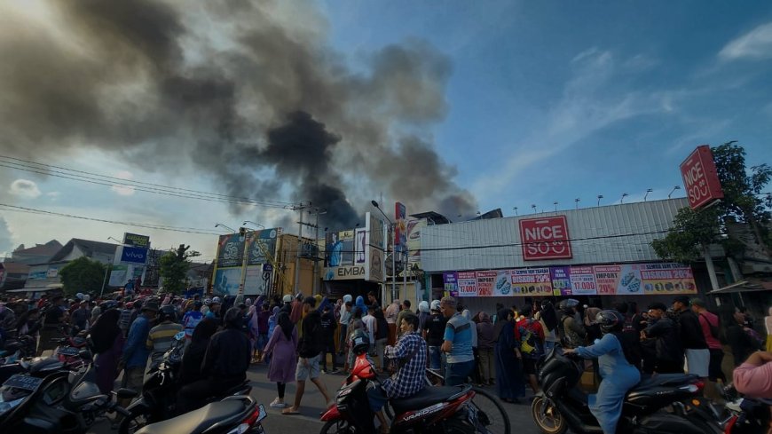 Kebakaran Hebat di KDS Situbondo, Begini Nasib Toko Sekitarnya