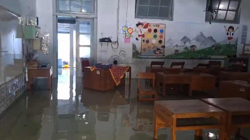 Layanan Pendidikan di Brebes Lumpuh Akibat Banjir, Ratusan Siswa Tak Masuk Kelas