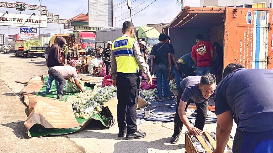 ‘Banjir’ Jambu di Jalan Losari Brebes, Polisi Sampai Turun Tangan