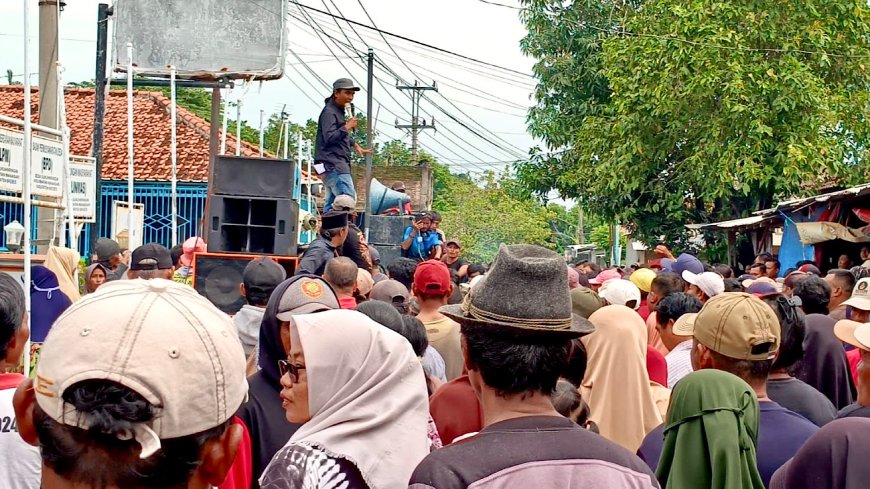 Warga Demo, Kades Dukuhwringin Brebes Tuding Perangkat Desa Gunakan Uang DD