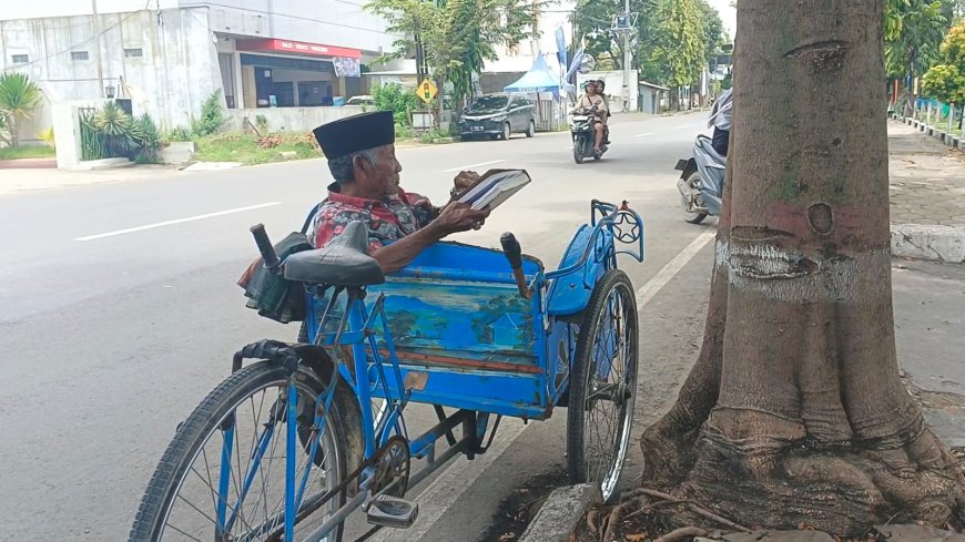 Mbah Tarjo, Tukang Becak Hobi Baca Alquran Jadi Inspirasi Warga Brebes