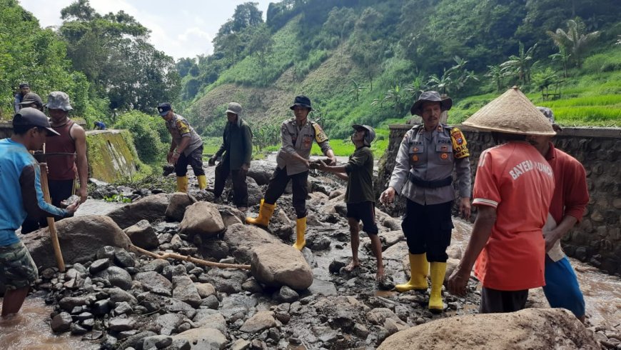 Polsek Binakal Bondowoso Bersama Warga Gotong Royong Perbaiki Saluran Air