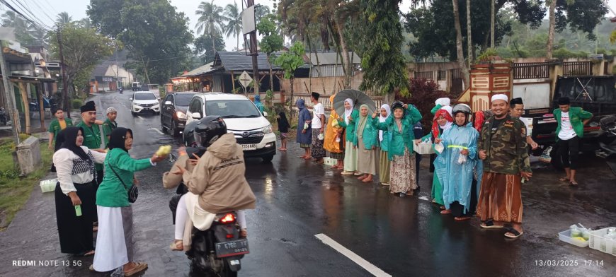 PAC ANSOR dan FATAYAT NU Kecamatan Pujer Bagi Takjil untuk Berbuka Puasa Warga Sekitar.